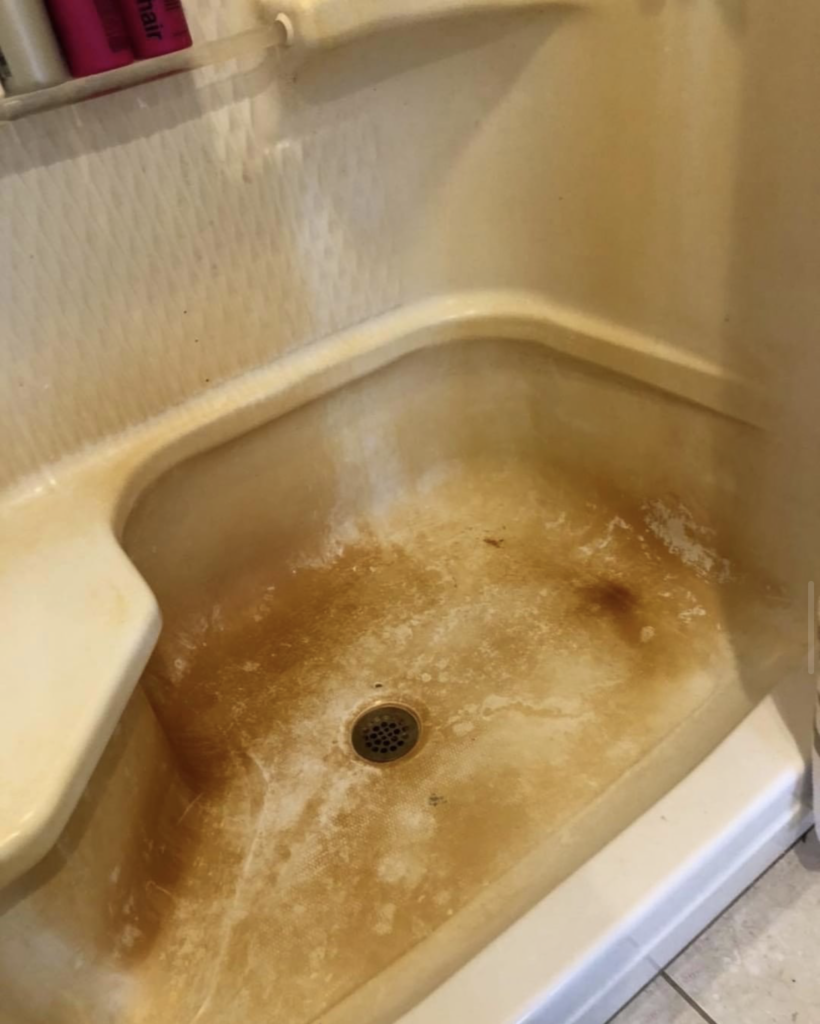 how-to-clean-bathtub-grime-before-picture-kendocleaning-820x1024.png