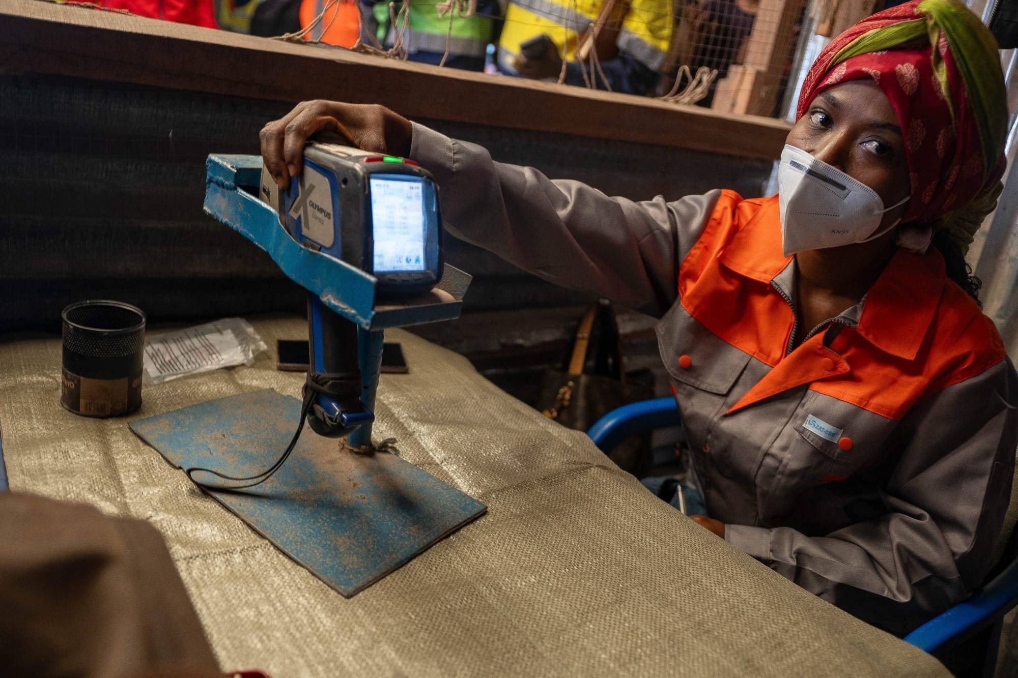 A women demontrates an XRF gun used to determine the purity of ore in a trading depot in the artisanal copper-cobalt mine of Kamilombe, near the city of Kolwezi in southeastern Democratic Republic of Congo, on June 20, 2023. The Democratic Republic of Congo produces over 70% of the global supply of cobalt. The metal is a critical component of batteries and seen as key to the renewable energy transition. Most of the central African country's cobalt is produced by industrial mines, but the it also has hundreds of thousands of informal diggers who toil in hazardous conditions. | AFP-JIJI