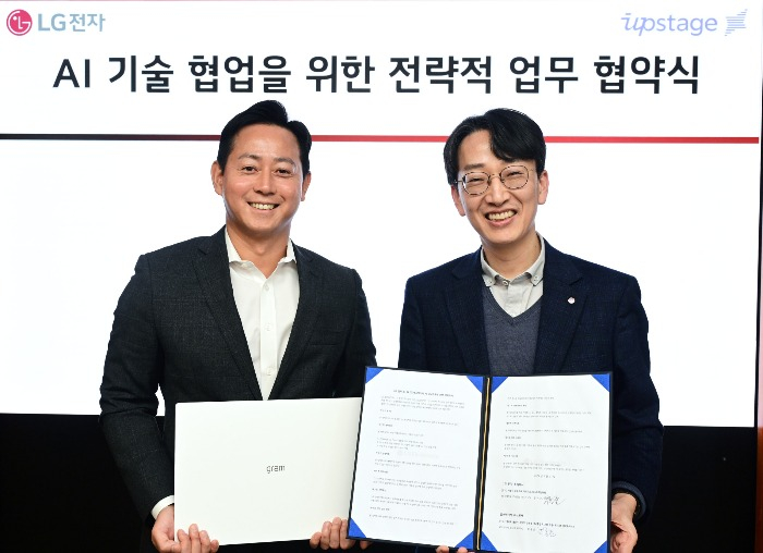 Choi Hong-joon, Upstage vice president (left) and Gong Hyuk-joon, LG Electronics' head of IT customer experience (Courtesy of LG Electronics)