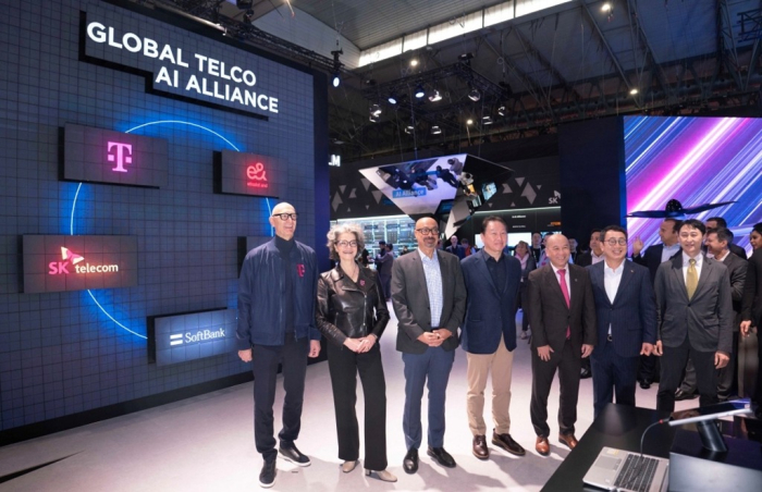 Deutsche Telekom Chairman Timotheus Höttges (from left), Deutsche Telekom Board Member Claudia Nemat, e& CEO Hatem Dowidar, SK Group Chairman Chey Tae-won, SingTel Group CEO Yuen Kuan Moon, SK Telecom CEO Ryu Young-sang and SoftBank Corp. Chief Information Security Officer Tadashi Iida pose for a picture on Feb. 26, 2024, at the MWC 2024 in Barcelona (Courtesy of SK Telecom)