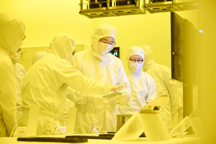 Samsung Chairman Jay Y. Lee (third from left) visits a Samsung chip packaging line in Korea on Feb. 17, 2023