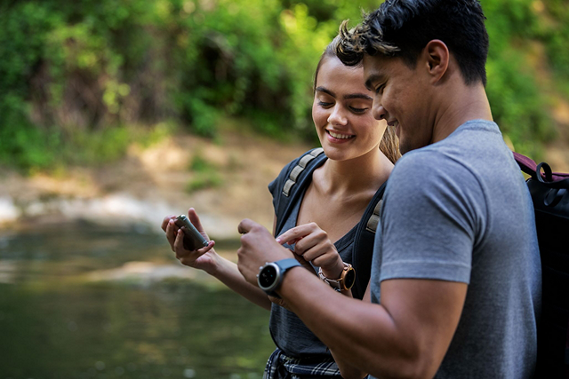 Using-smartphone-AI-outdoors-hiking.png