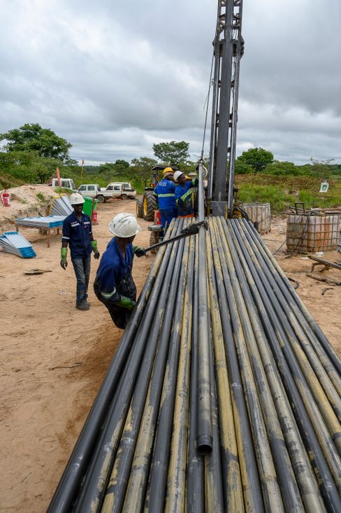 AVZ wants to extract 700,000 tons of spodumene per year, test drilling is still underway AVZ wants to extract 700,000 tons of spodumene per year, test drilling is still underway